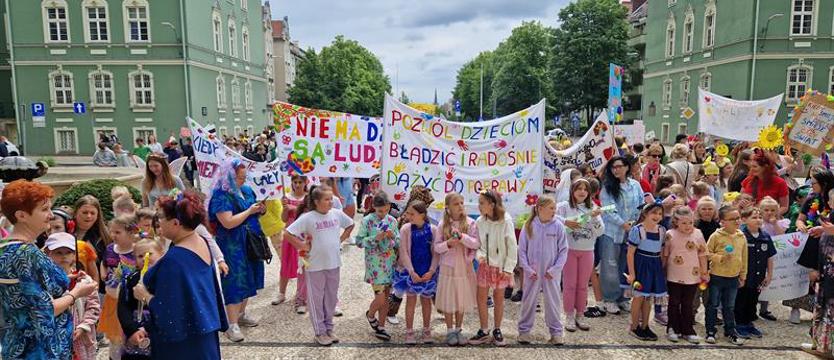 Kolorowy Orszak Króla Maciusia z okazji Dnia Dziecka przeszedł przez Szczecin