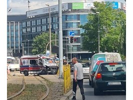 Wypadek karetki w Szczecinie. Jedna osoba nie żyje, cztery są poszkodowane