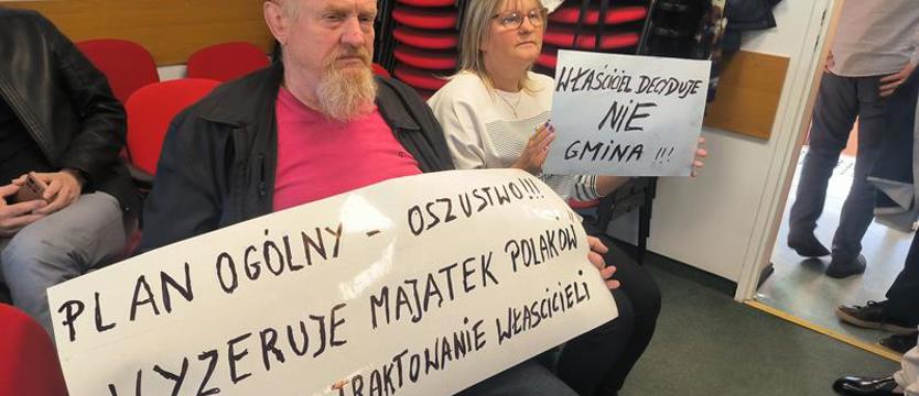 Protestują przeciwko planowi ogólnemu dla gminy Police. Mieszkańcy: ta zmiana nas krzywdzi