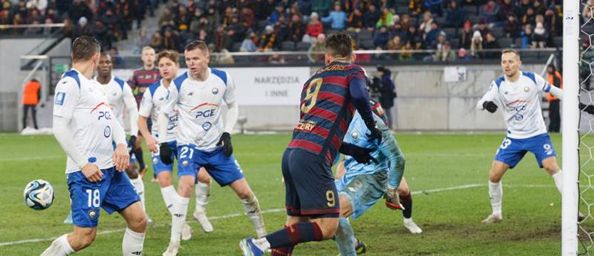 Piłka nożna. Ostatni w tym sezonie wyjazd Pogoni...