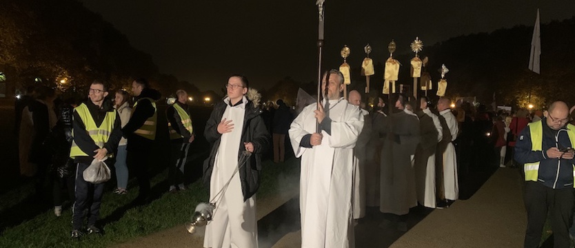 Przeszła procesja ze świętymi
