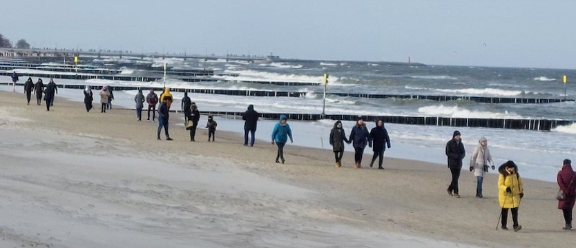 W Kołobrzegu nadal sztormowo, ale na plaży ludzi nie brakuje