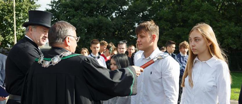 Pierwszoklasiści z Zespołu Szkół Rzemieślniczych ślubowali na sztandar szkoły