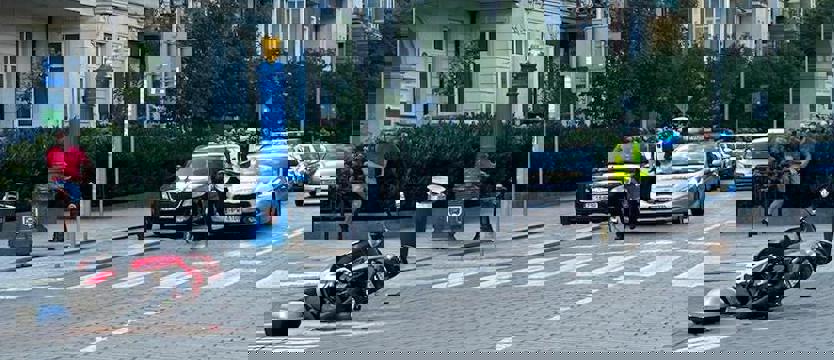 Zderzenie przed komisariatem. Ze skutera do szpitala