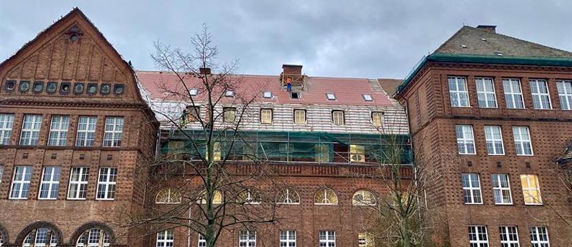 Gmach przy ul. Małopolskiej wypięknieje. W szkole trwa remont dachu