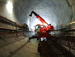Powstaje konstrukcja pod jezdnię w tunelu