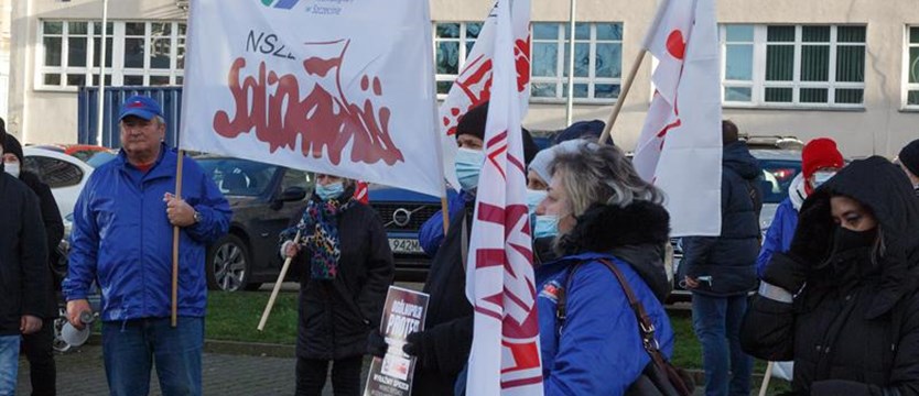 Pikieta przed gmachem ZUT w Szczecinie. Pracownicy uczelni żądają podwyżek