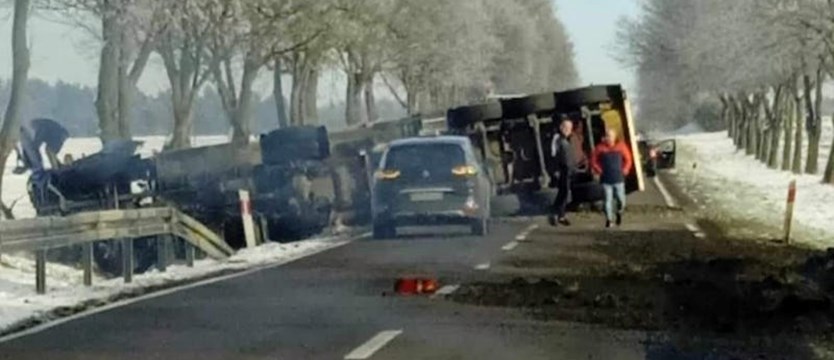 Wypadek na krajowej dwudziestce koło Gogolewa. Na drodze leży ciężarówka