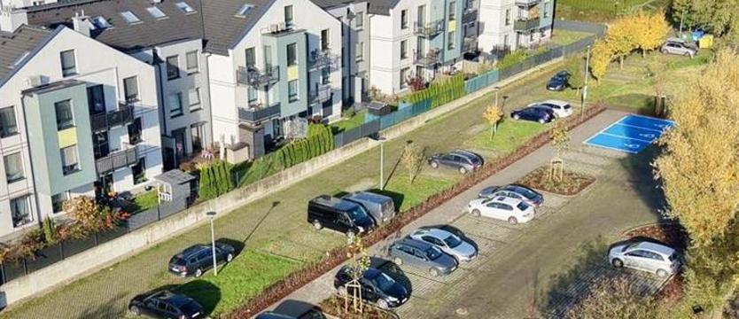 Nowy parking gotowy. Miejsca postojowe i zieleń na Warszewie