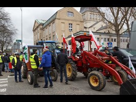 Rolnicy zaostrzają protest
