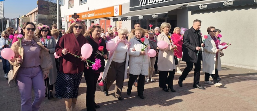 „Kobiety - kobietom”. Marsz Amazonek „Stokrotka” przeszedł ulicami Stargardu