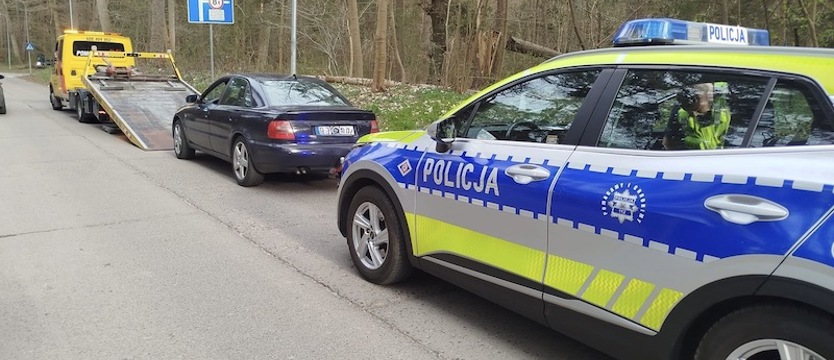 Butelki po alkoholu w aucie. Świadek uniemożliwił jazdę pijanemu kierowcy