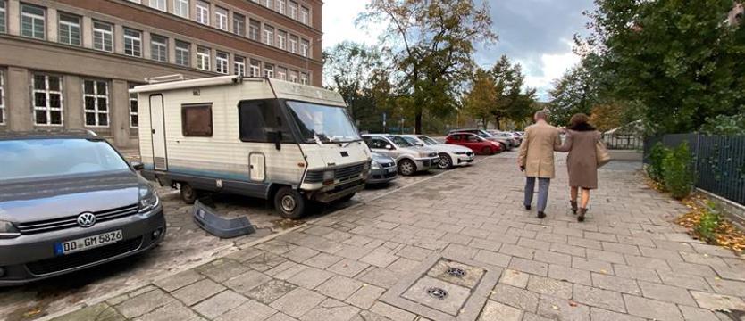 Zdezelowany kamper na ul. Małopolskiej blokuje miejsce parkingowe