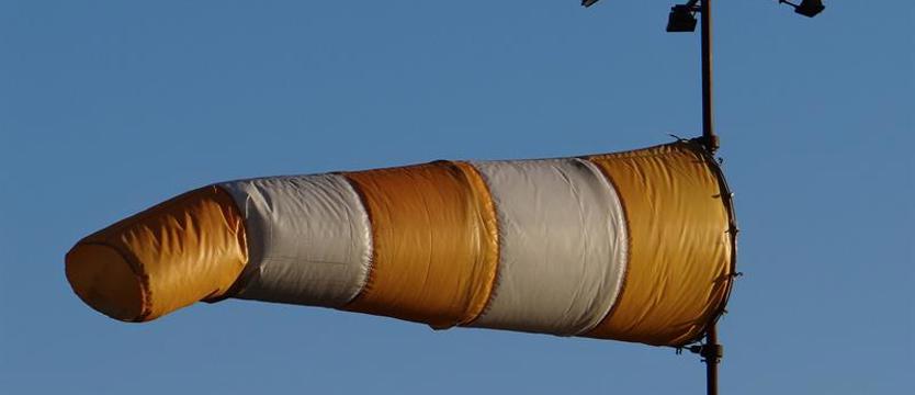 IMGW ostrzegł przed silnym wiatrem w 13 województwach