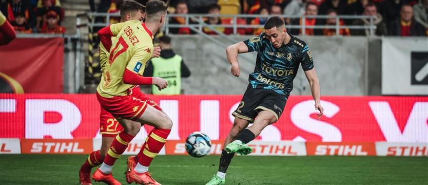 Piłka nożna. Remis portowców z liderem