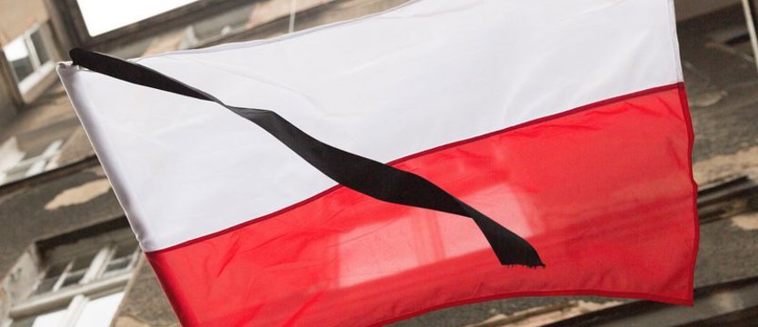 Minuta ciszy i opuszczone flagi po tragedii autokaru na Węgrzech