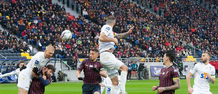 Piłka nożna. Pogoń z mistrzem Polski