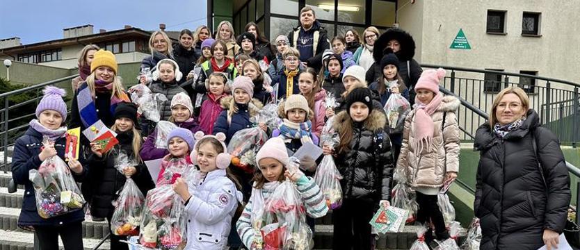 Świąteczne wsparcie dla seniorów. Wizyta z prezentami