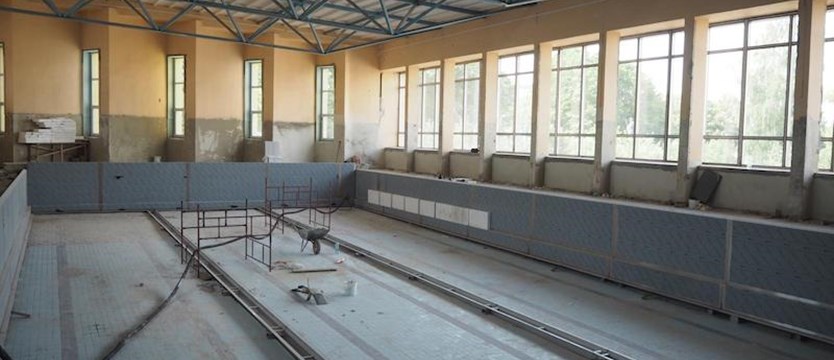 Trwa modernizacja basenu w Policach. Niecka będzie stalowa