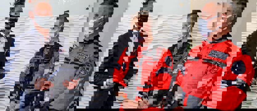 Ratownicy pogotowia ewakuowali rodzinę z płonącego domu. Wyróżnieni za odwagę