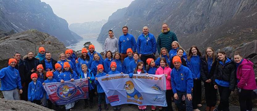 Uczniowie ze Szczecina morsowali w Norwegii