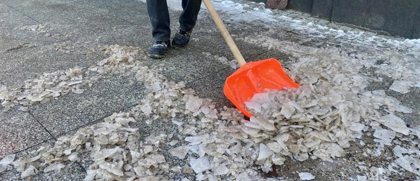 Na chodnikach ślisko i niebezpiecznie