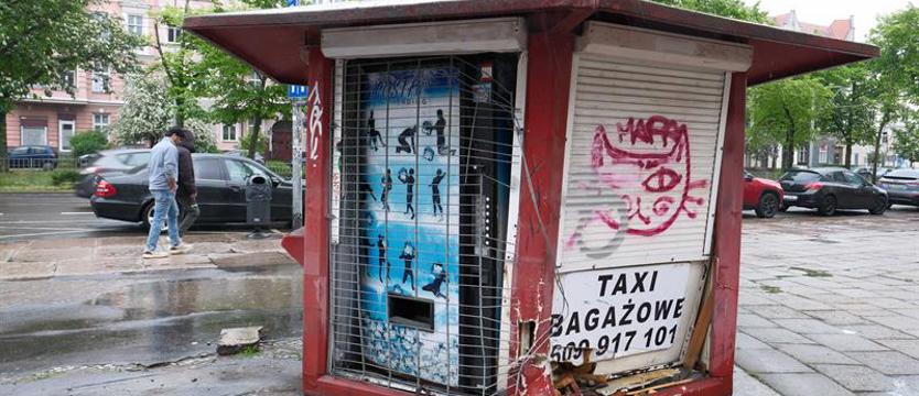 Estetyka w centrum. Zniszczony kiosk przy ruchliwym skrzyżowaniu
