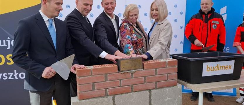 Wmurowali kamień węgielny. Będzie nowa stacja pogotowia ratunkowego w Pyrzycach