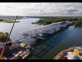 Most kolejowy w Podjuchach nabiera kształtów