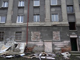 Zdewastowana kamienica przy ul. Gdańskiej straszy