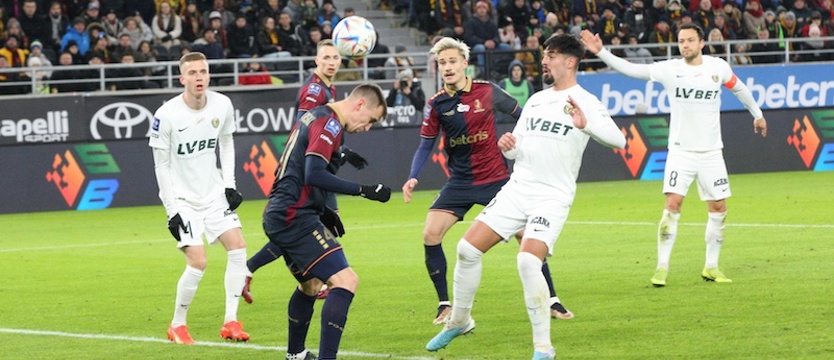 Piłka nożna. Pogoń przeważała i przegrała. Smutny jubileusz (analiza)