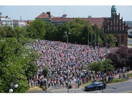 Tłumy na placu Solidarności w Szczecinie. Przeciwko „Lex Tusk”