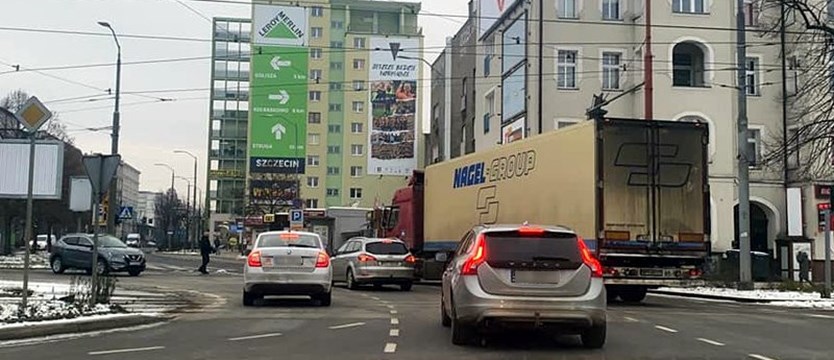 Zderzenie ciężarówki i samochodu osobowego na pl. Kościuszki
