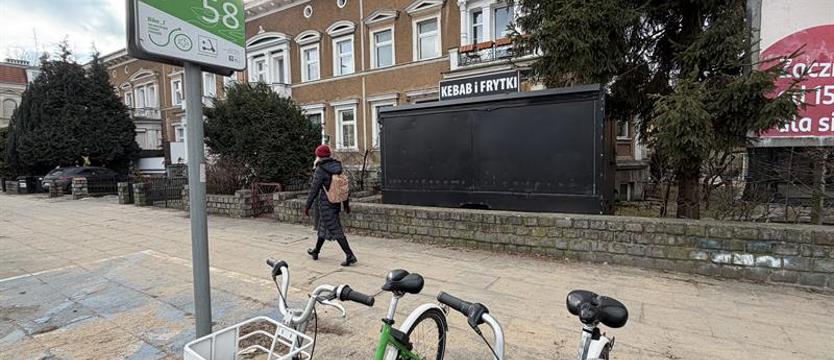 Nieczynny kiosk szpeci historyczną zabudowę