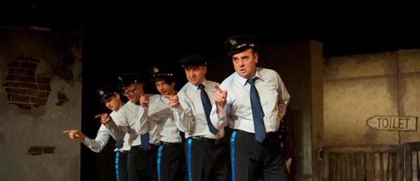 Kogut po raz 200! Bezrobotni mężczyźni w grupie striptizerskiej