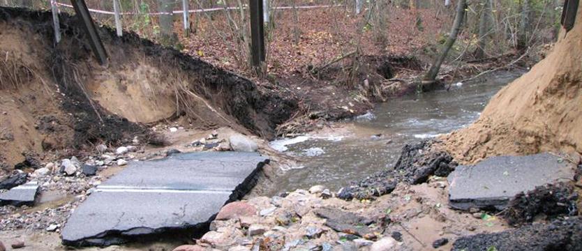 Po przerwanej grobli nie ma śladu. Droga Łobez-Węgorzyno przejezdna