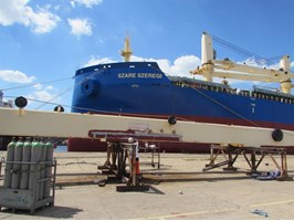 Statek „Szare Szeregi” odnawia klasę w Morskiej Stoczni Remontowej „Gryfia”