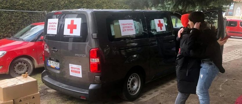 Na Ukrainę wjechały szczecińskie busy z pomocą. Chcą wrócić z dziećmi