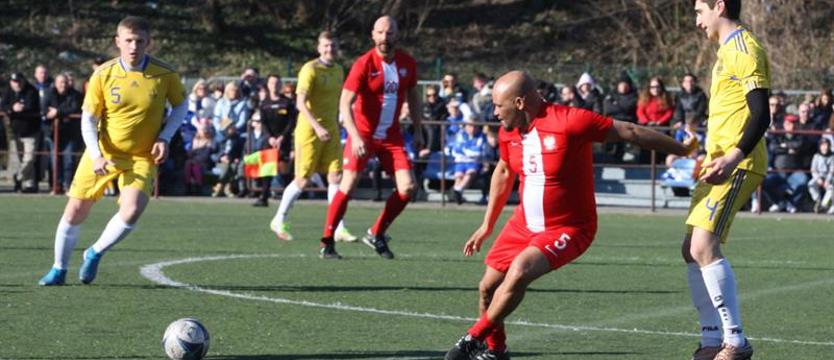 Piłka nożna. Polscy sportowcy pomagają Ukrainie