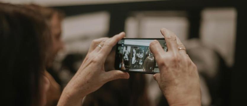 Między pędem a ciszą. Fotografie Tomasza Lazara w filharmonii