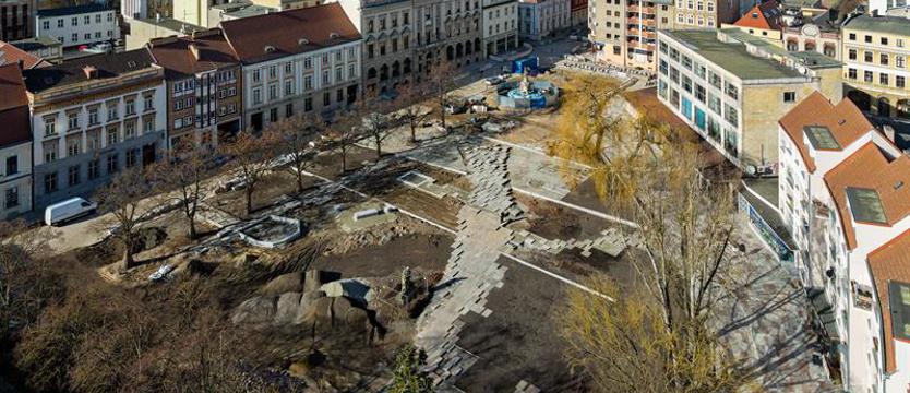Grudniowy finał rewitalizacji Pl. Orła Białego? Bezcenny zabytek – kopia za miliony