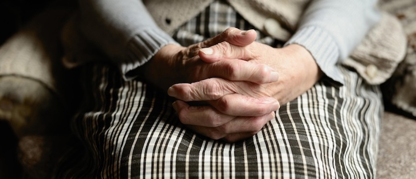 Seniorka oszukana na fałszywej inwestycji. Jest akt oskarżenia przeciwko 22-latkowi