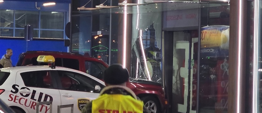 Auto wjechało w witrynę sklepową
