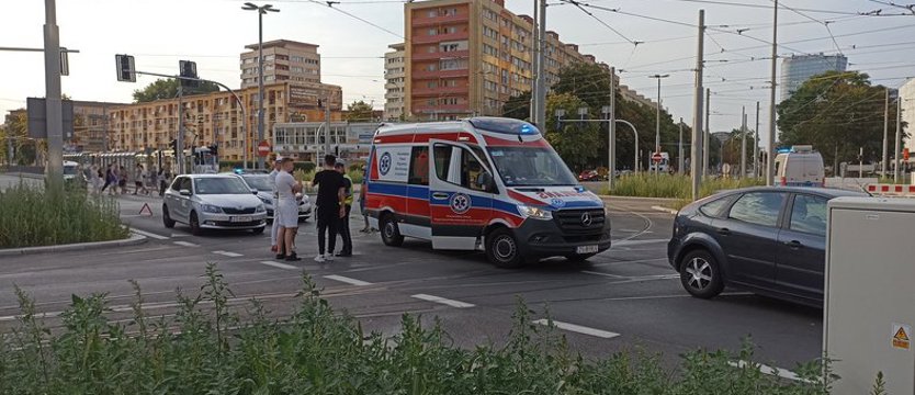 Zderzenie na pl. Rodła w Szczecinie. Stoją tramwaje