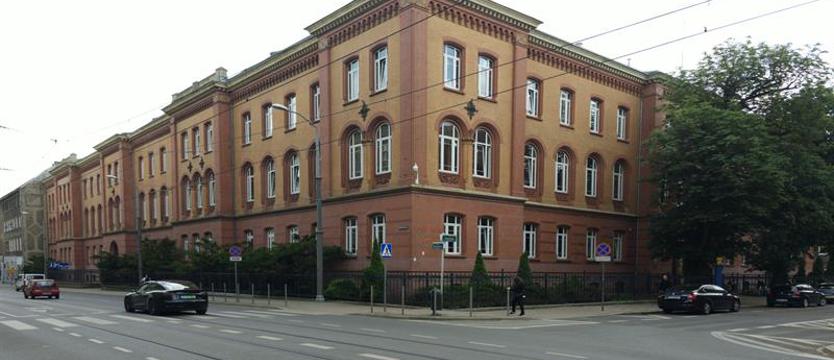 Sprzątają „pałac sprawiedliwości”, ale… Po wypłatę przed sąd?