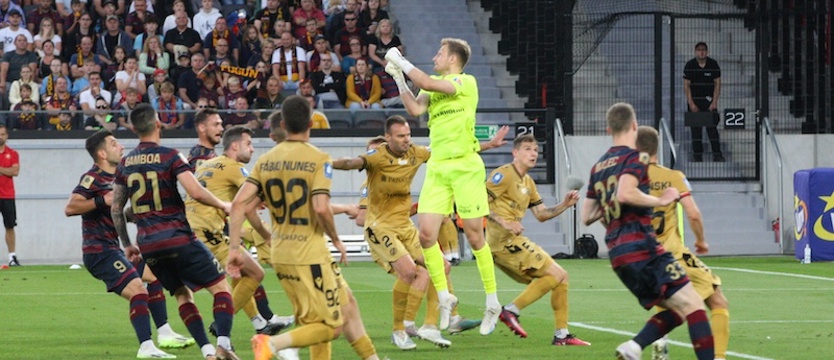 Piłka nożna. Po dramatycznym pojedynku Pogoń wygrała z Widzewem