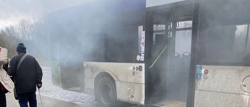 Dym z autobusu komunikacji miejskiej na Szosie Polskiej