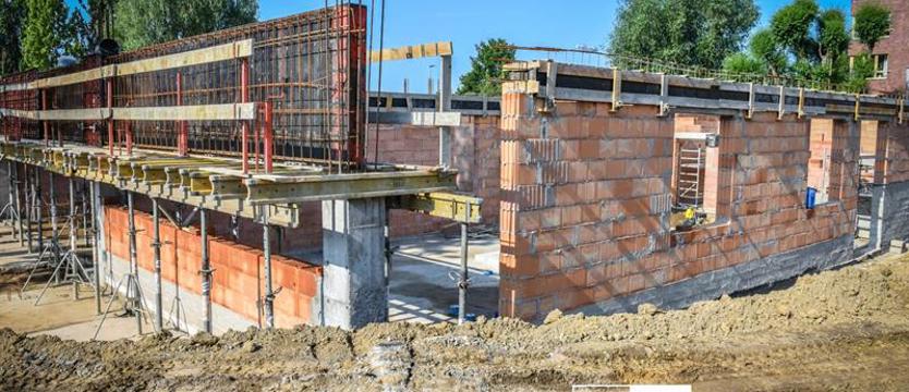 Na budowie żłobka przy ul. Pszczelnej. Fundamenty gotowe, trwa wznoszenie ścian