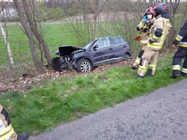 Volkswagen uderzył w drzewo, ranna kobieta