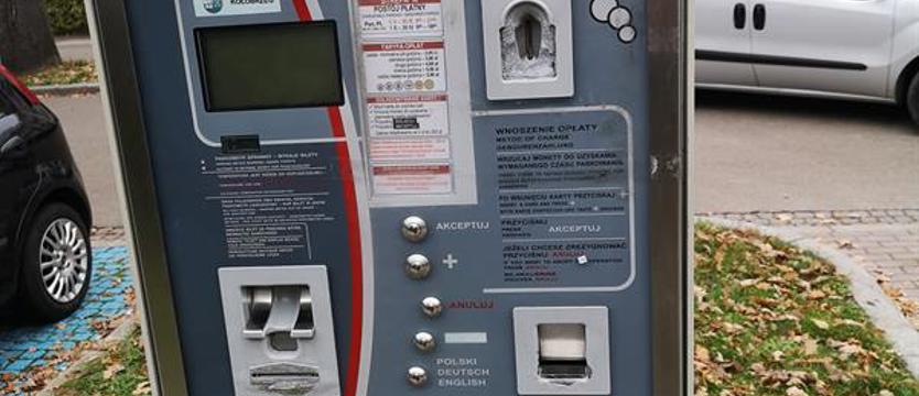 Władze Kołobrzegu tracą dwa razy. Za parkowanie płacimy jak w lecie